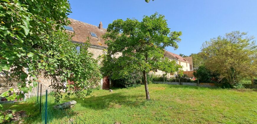 Maison en pierre à rénover avec vue sur la plaine