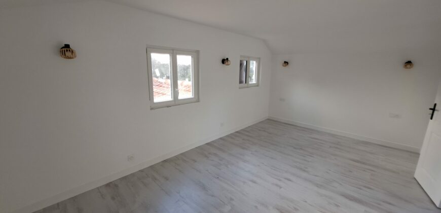 Maison avec hangar dans un cadre boisé