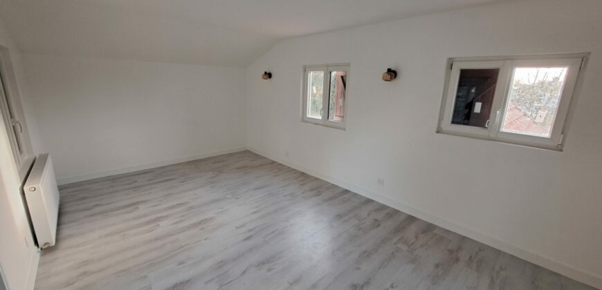 Maison avec hangar dans un cadre boisé