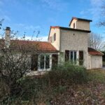 Maison avec hangar dans un cadre boisé