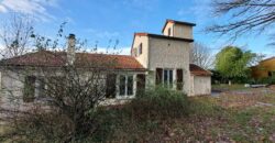 Maison avec hangar dans un cadre boisé