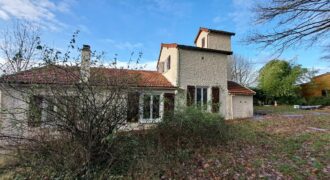Maison avec hangar dans un cadre boisé