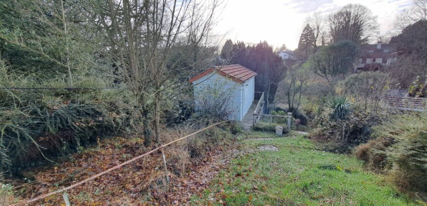 Maison avec hangar dans un cadre boisé