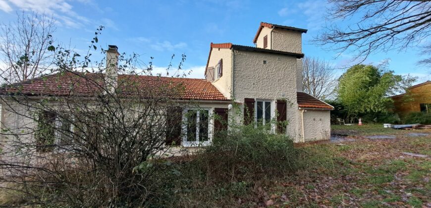 Maison avec hangar dans un cadre boisé