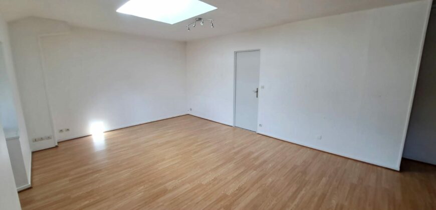 F2 avec 2 STATIONNEMENTS