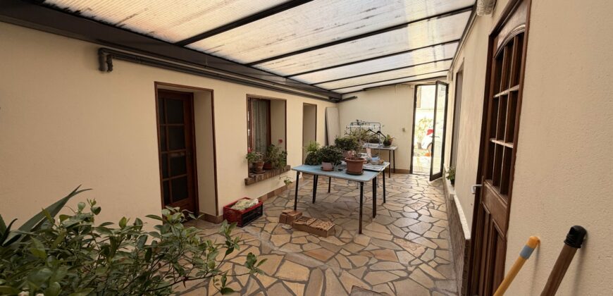 Maison de ville avec studio et double garage