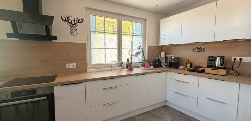 Maison individuelle avec double garage et dépendance aménagée